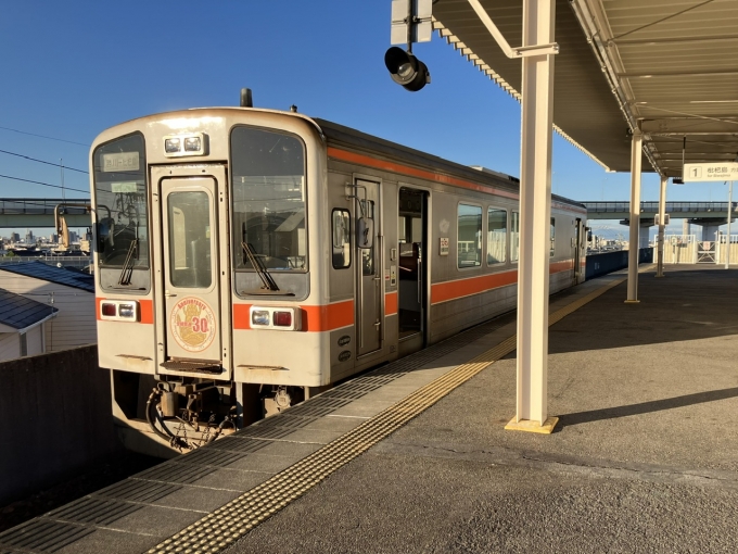 鉄道乗車記録の写真:乗車した列車(外観)(6)        「キハ11-301。勝川駅発着ホーム。」
