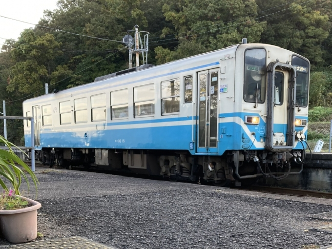 鉄道乗車記録の写真:乗車した列車(外観)(7)        「四マツ所属キハ32 15。伊予上灘駅。」