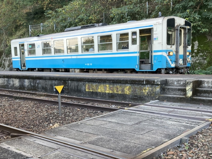 鉄道乗車記録の写真:乗車した列車(外観)(11)        「四マツ所属キハ32 15。伊予長浜駅。」