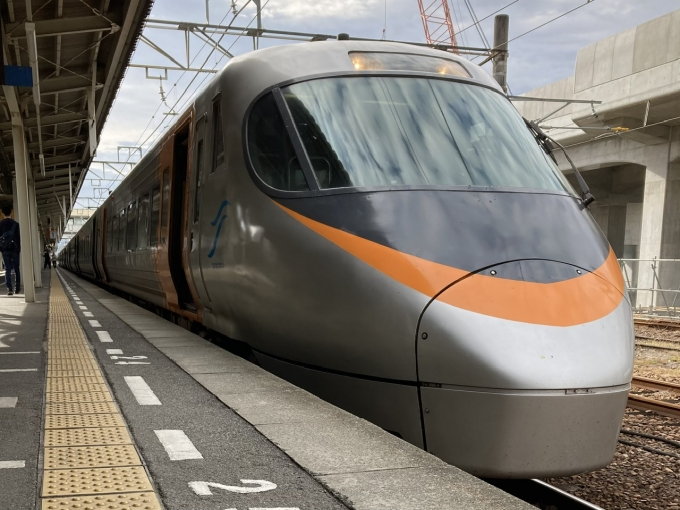 鉄道乗車記録の写真:乗車した列車(外観)(3)        「8300系四マツS2編成＋L5編成。松山駅1番のりば。」
