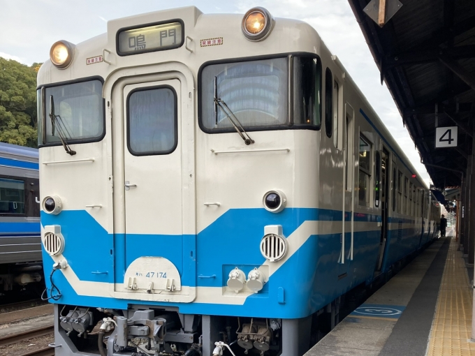 鉄道乗車記録の写真:乗車した列車(外観)(3)        「四トク所属キハ47 174＋キハ47 118。徳島駅4番のりば。」