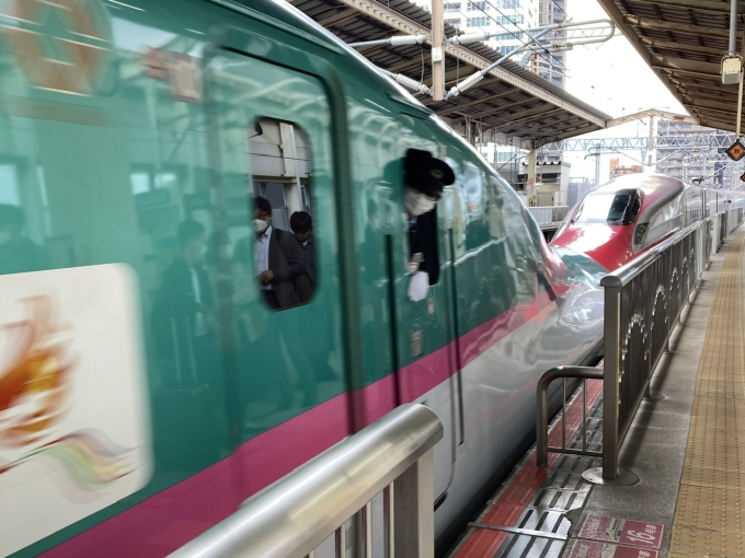 鉄道乗車記録の写真:乗車した列車(外観)(4)        「E6系秋アキZ14編成 。3024Bはやぶさ24号を併結。仙台駅13番線。」