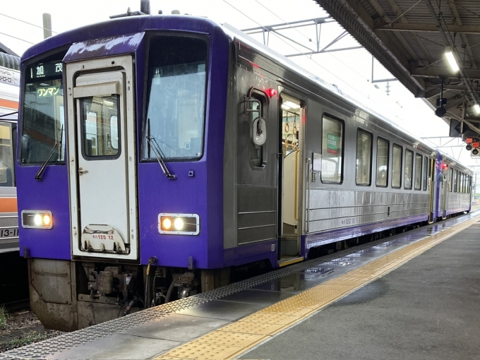 鉄道乗車記録の写真:乗車した列車(外観)(3)        「近カメ所属キハ120-12＋キハ120-303。亀山駅4番線。」