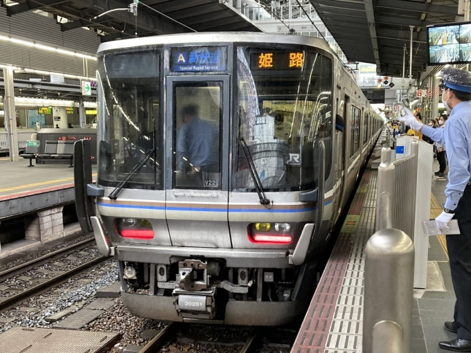 鉄道乗車記録の写真:乗車した列車(外観)(3)        「223系近ホシW34編成＋223系近ホシV22編成。大阪駅5番のりば。」