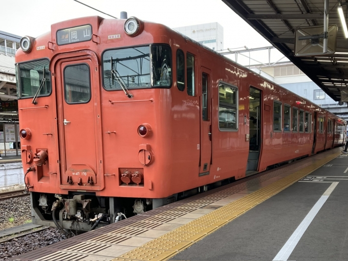 鉄道乗車記録の写真:乗車した列車(外観)(3)        「岡オカ所属キハ47 170＋キハ47 29。岡山駅9番のりば。」