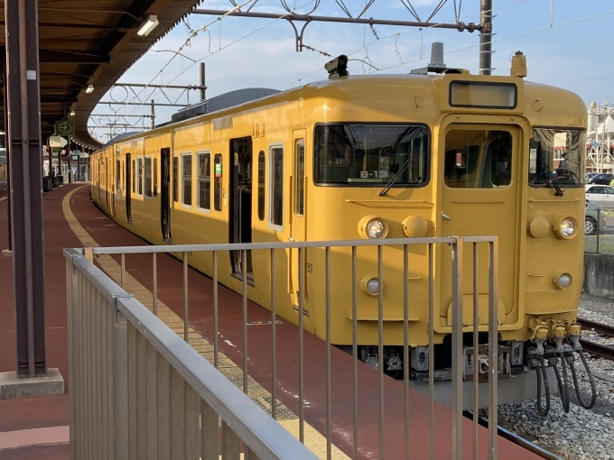 鉄道乗車記録の写真:乗車した列車(外観)(3)        「111系岡オカB-13編成。宇野駅1番のりば。」