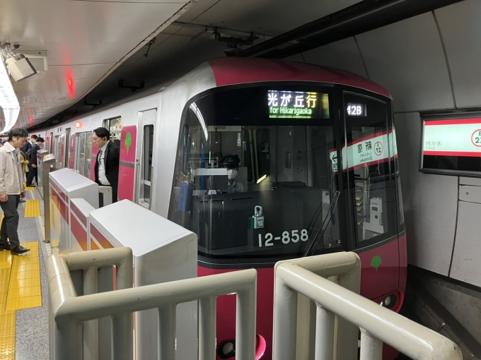 鉄道乗車記録の写真:乗車した列車(外観)(3)        「都営12-600形 12-851編成。新宿駅7番線。」