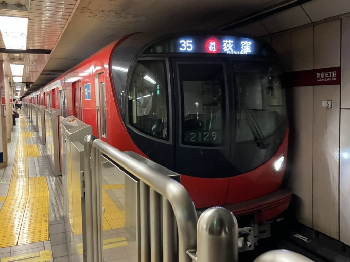 鉄道乗車記録の写真:乗車した列車(外観)(3)        「東京メトロ2000系2129F編成。新宿三丁目駅1番線。」