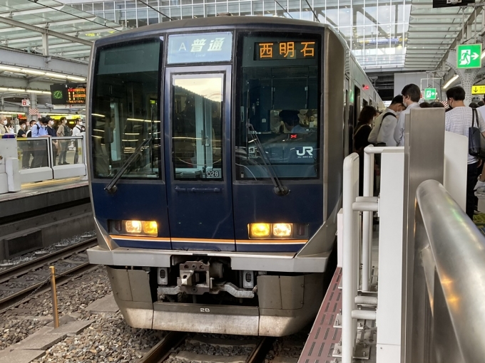 鉄道乗車記録の写真:乗車した列車(外観)(3)        「321系近アカD28編成。大阪駅6番のりば。」