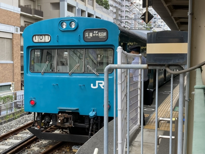 鉄道乗車記録の写真:乗車した列車(外観)(4)        「103系近アカR1編成。兵庫駅和田岬線専用のりば。」