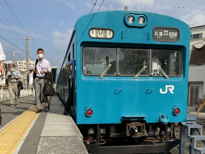 鉄道乗車記録の写真:乗車した列車(外観)(3)        「103系近アカR1編成。和田岬駅発着のりば。」