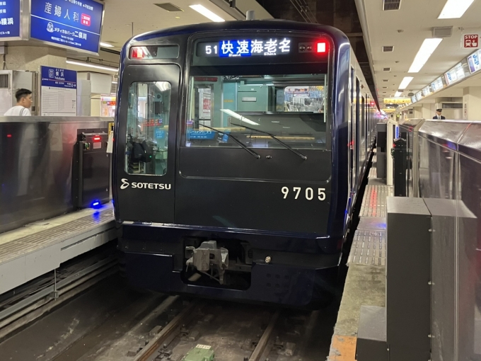 鉄道乗車記録の写真:乗車した列車(外観)(2)        「相鉄9000系9705F編成。相鉄横浜駅3番線。」