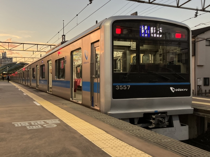 鉄道乗車記録の写真:乗車した列車(外観)(3)        「小田急3000形3257F編成。片瀬江ノ島駅2番線。」