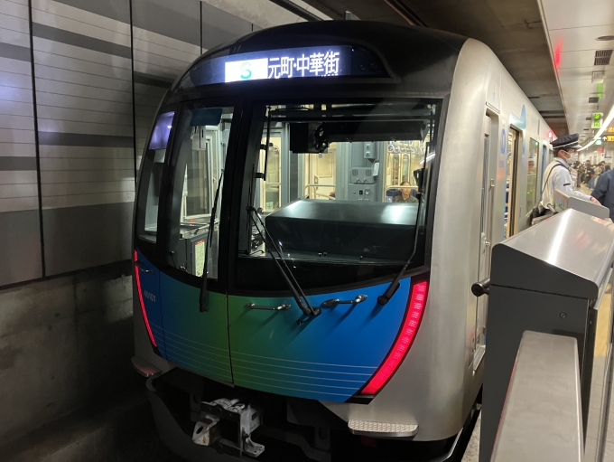 鉄道乗車記録の写真:乗車した列車(外観)(3)        「西武40000系40101F編成。渋谷駅3番線。」