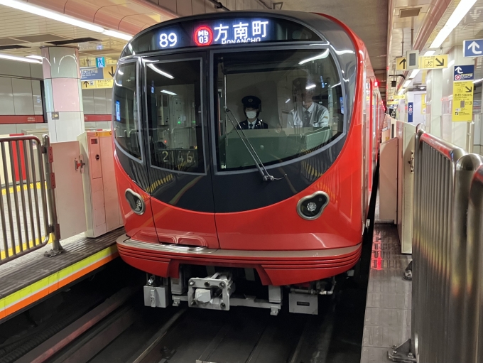 鉄道乗車記録の写真:乗車した列車(外観)(3)        「東京メトロ2000系 2146F編成。中野坂上駅2番線。」