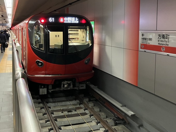 鉄道乗車記録の写真:乗車した列車(外観)(3)        「東京メトロ2000系 2106F編成。方南町駅1番線。」