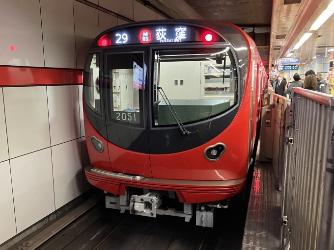 鉄道乗車記録の写真:乗車した列車(外観)(3)        「東京メトロ2000系 2151F編成。中野坂上駅1番線。」