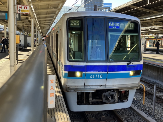 鉄道乗車記録の写真:乗車した列車(外観)(3)        「東京メトロ05系 05-118F編成。中野駅4番線。」