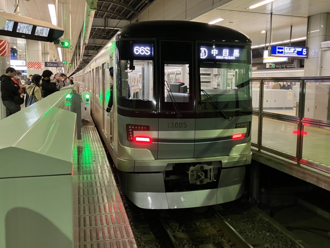 鉄道乗車記録の写真:乗車した列車(外観)(3)        「東京メトロ13000系13105F編成。北千住駅6番線。」