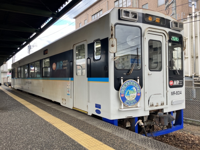 鉄道乗車記録の写真:乗車した列車(外観)(3)        「松浦鉄道 MR-604。松浦鉄道伊万里駅3番のりば。」