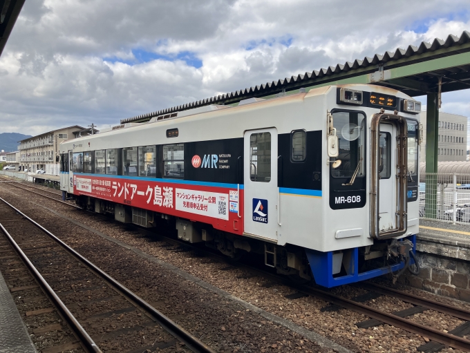 鉄道乗車記録の写真:列車・車両の様子(未乗車)(4)        「松浦鉄道 MR-608。松浦鉄道伊万里駅1番のりば。」