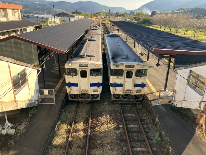 鉄道乗車記録の写真:乗車した列車(外観)(4)        「鹿カコ所属キハ47-8072+キハ47-9075。吉松駅2番のりば。」