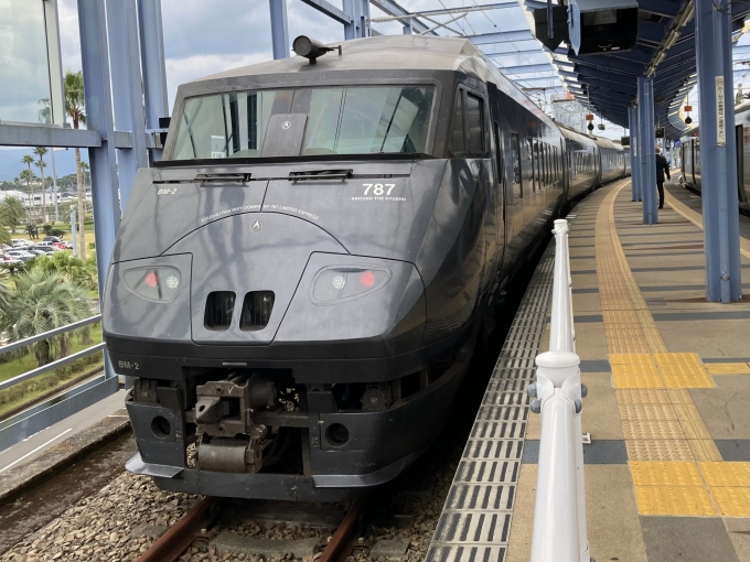 鉄道乗車記録の写真:乗車した列車(外観)(4)        「787系本ミフBM-2編成。宮崎空港駅2番のりば。」