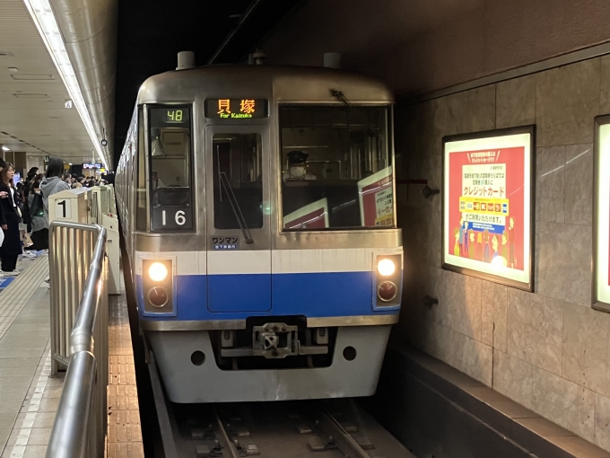 鉄道乗車記録の写真:乗車した列車(外観)(3)        「福岡市地下鉄1000系16編成。天神駅1番のりば。」