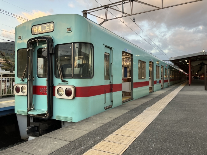 鉄道乗車記録の写真:乗車した列車(外観)(3)        「西鉄6000形6052F編成。太宰府駅2番のりば。」