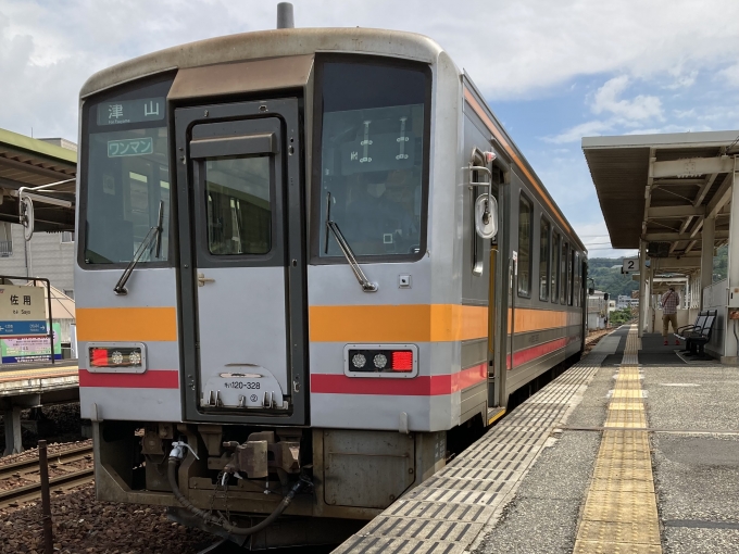 鉄道乗車記録の写真:乗車した列車(外観)(3)        「キハ120-328。佐用駅2番のりば。」