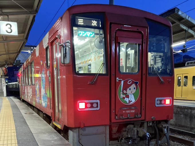 鉄道乗車記録の写真:乗車した列車(外観)(4)        「広ヒロ所属キハ120-332。府中駅3番のりば。」