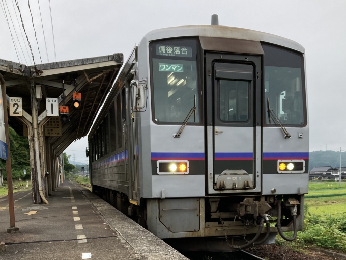 鉄道乗車記録の写真:乗車した列車(外観)(3)        「広クチ所属キハ120-21。塩町駅1番のりば。」