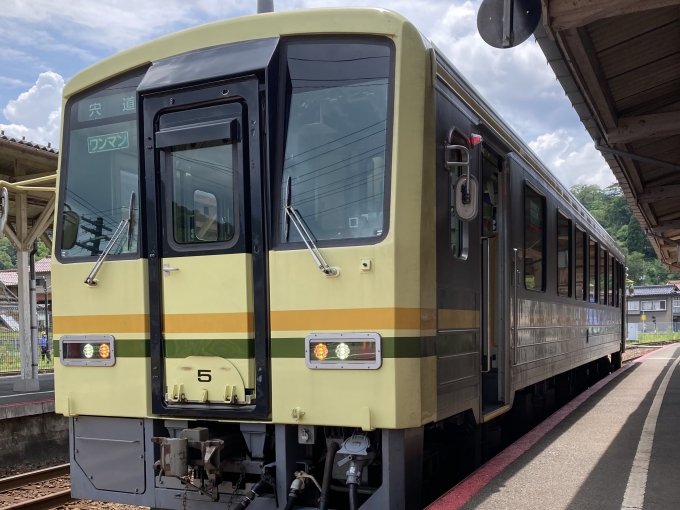 鉄道乗車記録の写真:乗車した列車(外観)(3)        「米キス所属キハ120-5。木次駅1番のりば。」