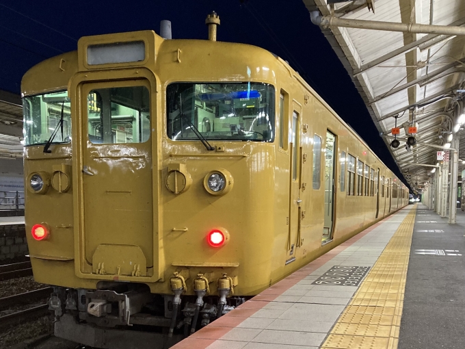 鉄道乗車記録の写真:乗車した列車(外観)(3)        「115系広セキN-05編成。下関駅6番のりば。」