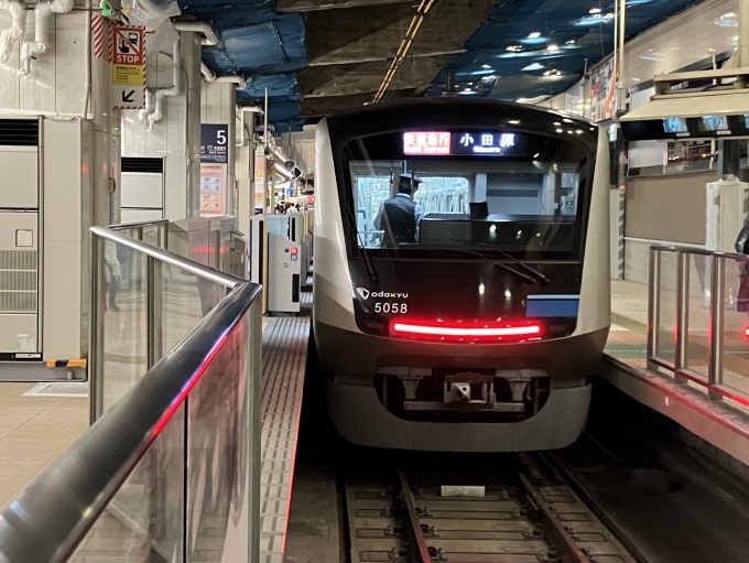 鉄道乗車記録の写真:乗車した列車(外観)(12)        「小田急5000形(2代) 5058F編成。小田急新宿駅5番線。」