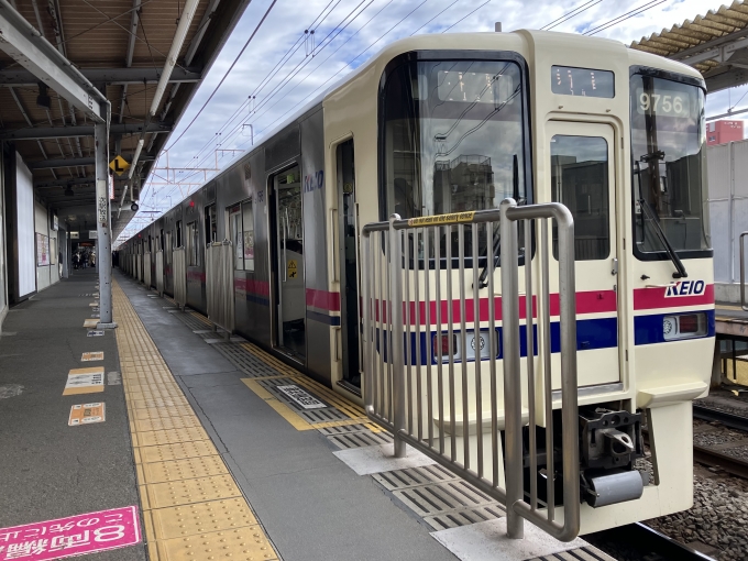鉄道乗車記録の写真:乗車した列車(外観)(4)        「京王9000系9706F編成。明大前駅2番線。」