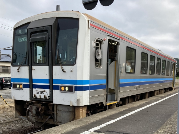 鉄道乗車記録の写真:乗車した列車(外観)(4)        「米ハタ所属キハ120-316。波根駅1番のりば。」
