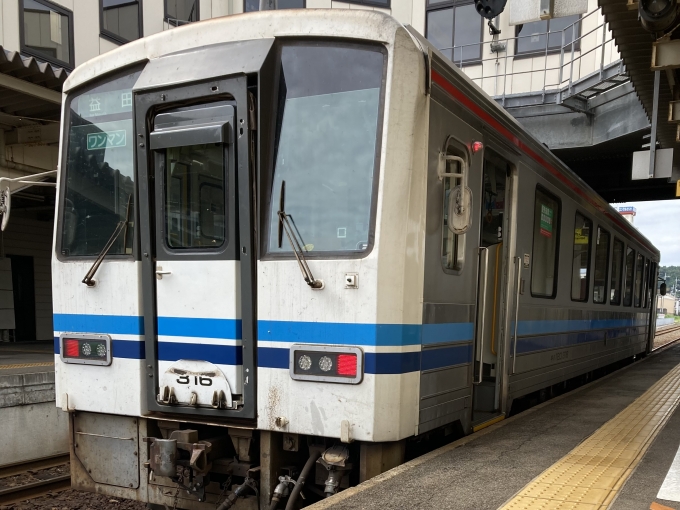 鉄道乗車記録の写真:乗車した列車(外観)(8)        「米ハタ所属キハ120-316。浜田駅1番のりば。」