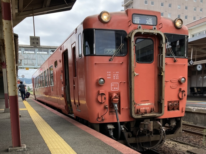 鉄道乗車記録の写真:乗車した列車(外観)(3)        「広クチ所属キハ40 2114。益田駅3番のりば。」