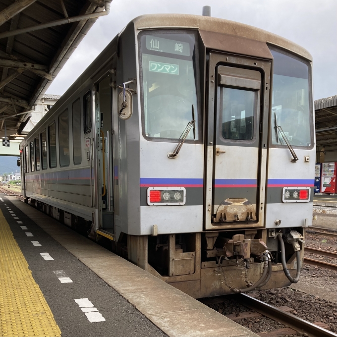 鉄道乗車記録の写真:乗車した列車(外観)(3)        「広クチ所属キハ120-10。長門市駅2番のりば。」