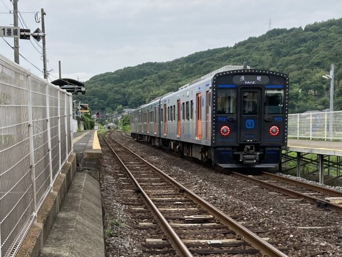 鉄道乗車記録の写真:乗車した列車(外観)(5)        「YC1系崎サキ編成名不明。岩松駅1番のりば。」