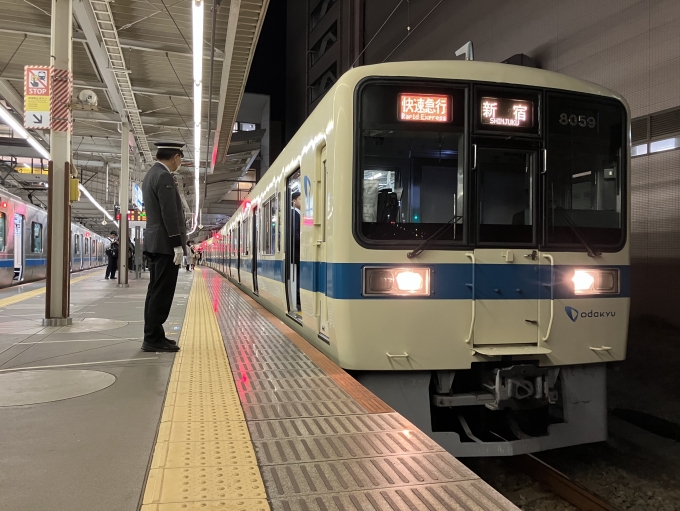 鉄道乗車記録の写真:乗車した列車(外観)(4)        「小田急8000形8059F編成+8262F編成。新百合ヶ丘駅6番線。」