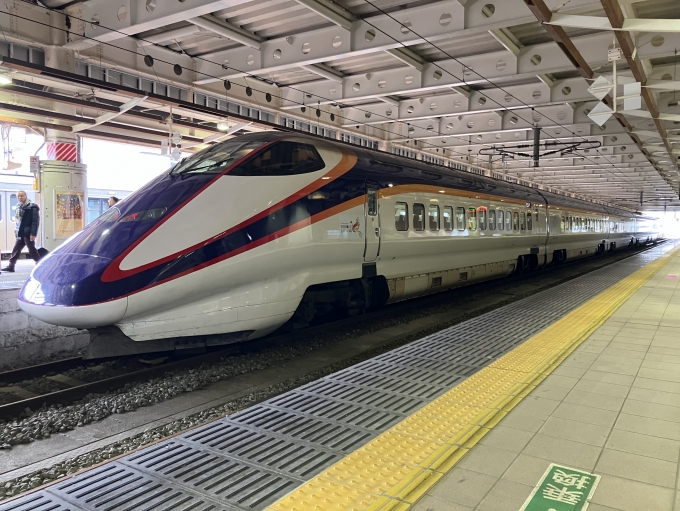 鉄道乗車記録の写真:乗車した列車(外観)(6)        「E3系新幹線仙カタL69編成。新庄駅2番線。」