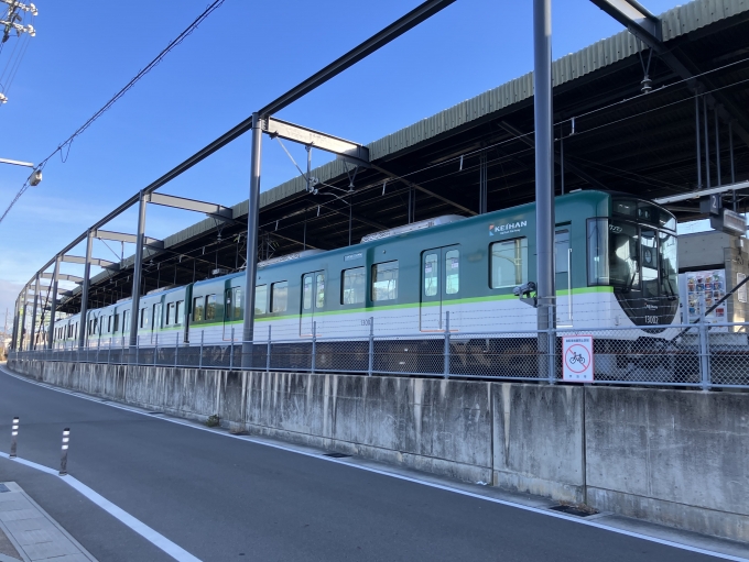 鉄道乗車記録の写真:乗車した列車(外観)(6)        「京阪13000系13002F編成。京阪宇治駅2番のりば。」