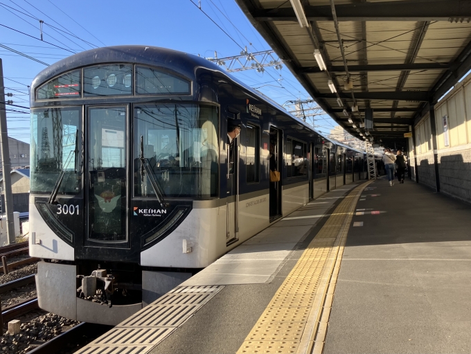鉄道乗車記録の写真:乗車した列車(外観)(3)        「京阪3000系3001F編成。中書島駅1番のりば。」