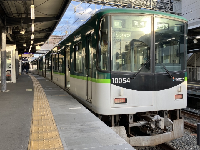 鉄道乗車記録の写真:乗車した列車(外観)(3)        「京阪10000系10004F編成。中書島駅3番のりば。」