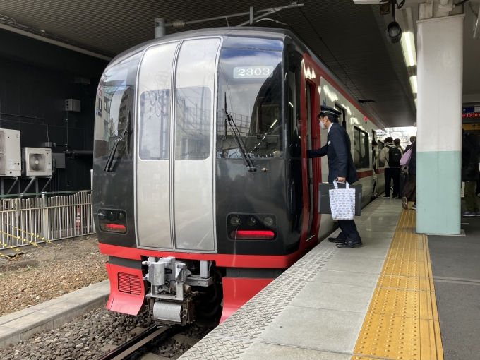 鉄道乗車記録の写真:乗車した列車(外観)(3)        「名鉄2200系2203F編成。神宮前駅4番線。」