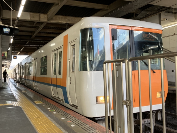 鉄道乗車記録の写真:乗車した列車(外観)(3)        「近鉄7000系7104F編成。生駒駅1番のりば。」