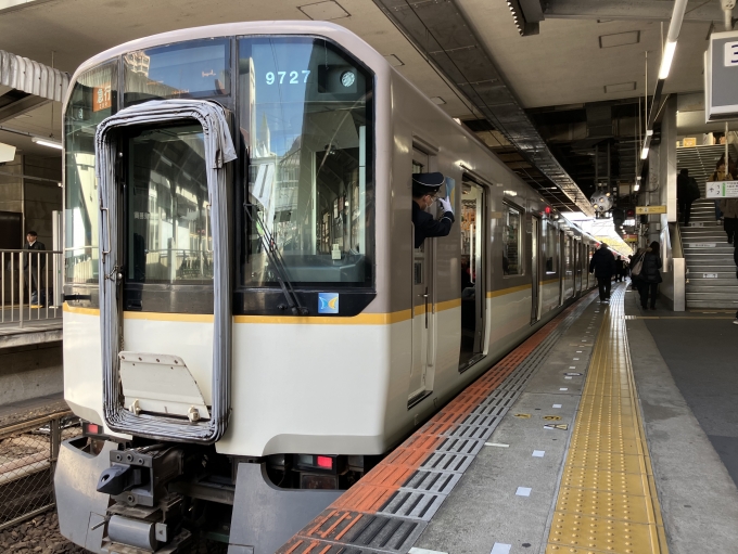鉄道乗車記録の写真:乗車した列車(外観)(3)        「近鉄9820系9827F編成。生駒駅3番のりば。」