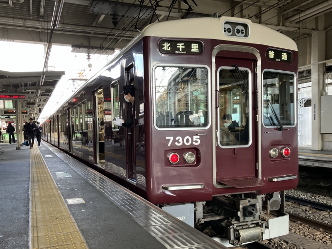 鉄道乗車記録の写真:乗車した列車(外観)(3)        「阪急7300系7305F編成。淡路駅3号線。」